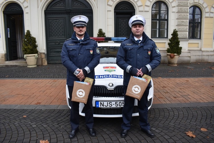 Közlekedési rendőrök munkáját díjazta a Magyar Autóklub