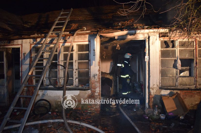 Kigyulladt egy használaton kívüli épület Békéscsabán, a Szarvasi út közelében