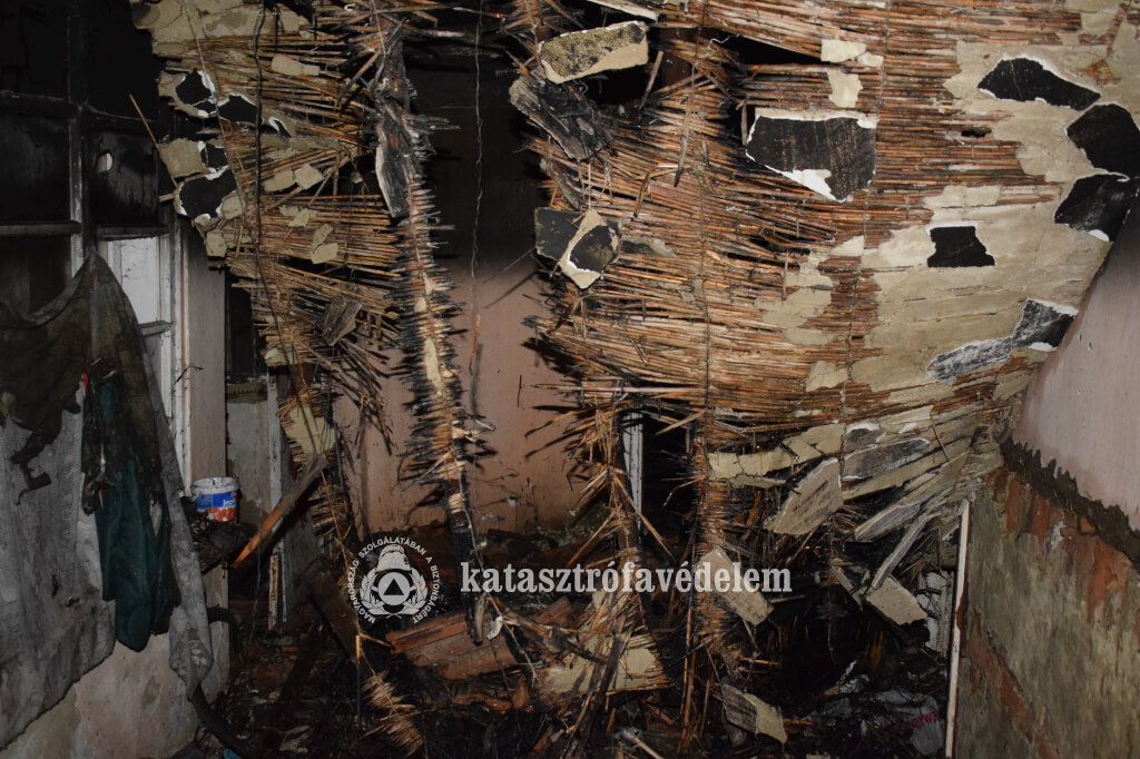 Kigyulladt egy használaton kívüli épület Békéscsabán, a Szarvasi út közelében