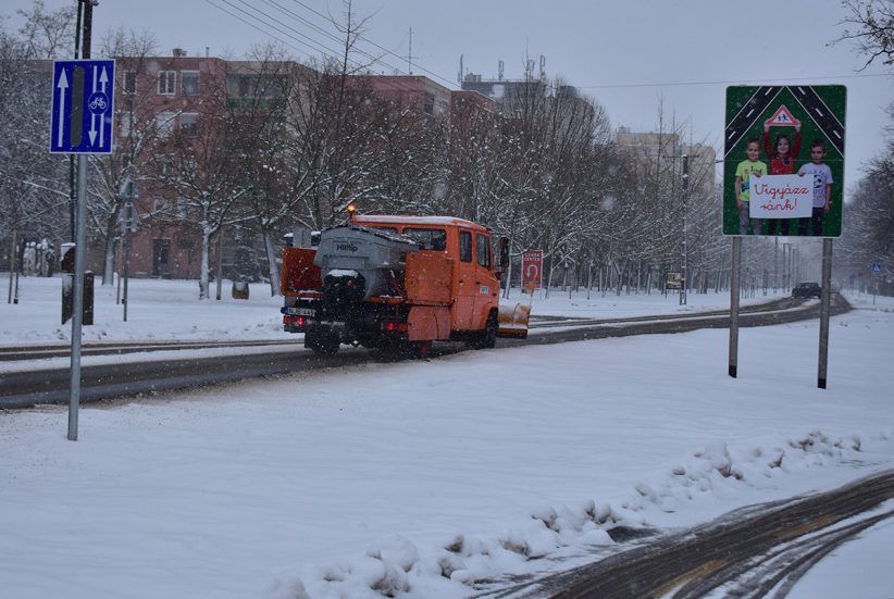 hódúró, hókotró, közlekedés, havazás, tél, hó