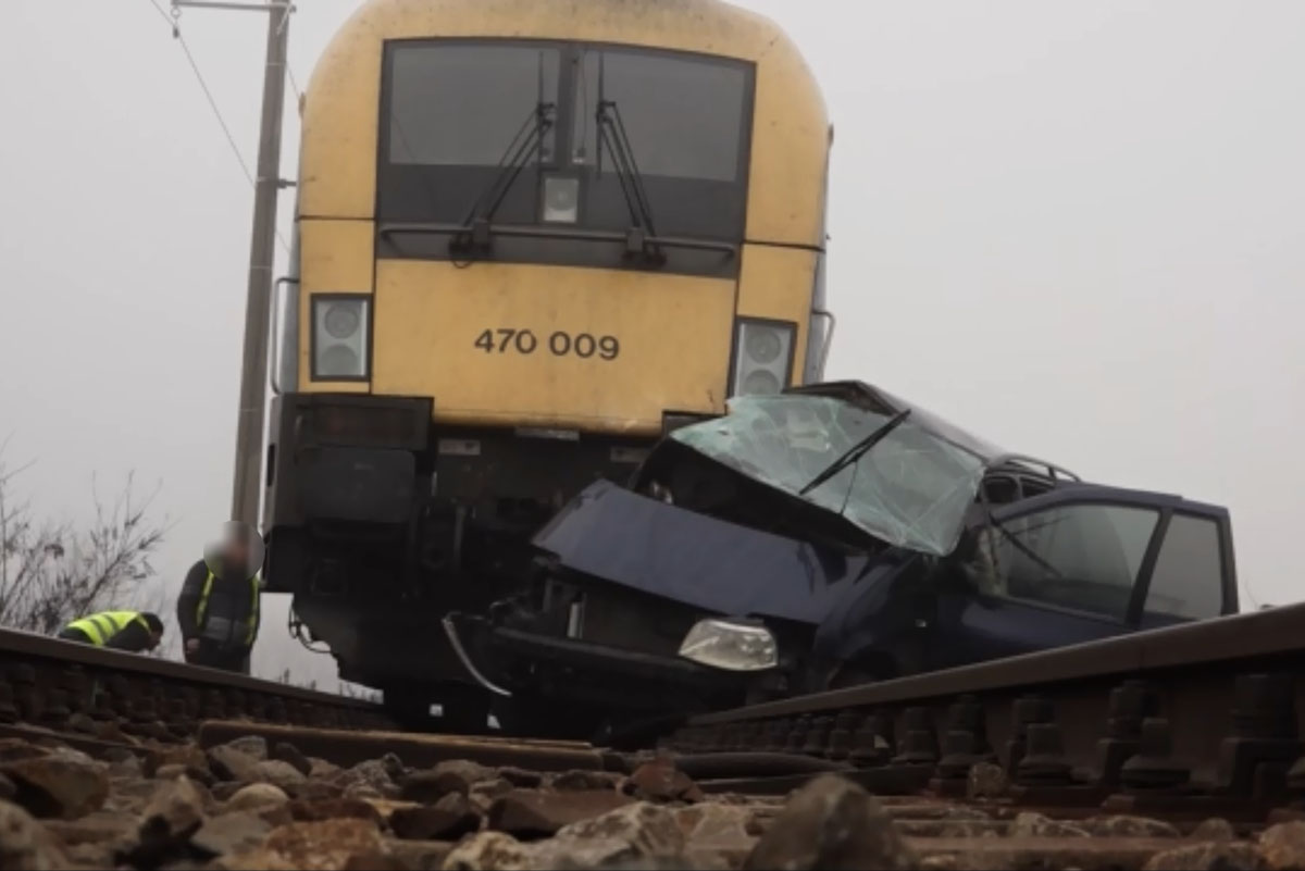 Vonat ütközött egy személygépkocsival Lőkösháza külterületén