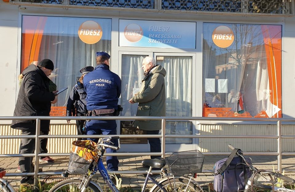 Betörték a békéscsabai Fidesz iroda ablakát