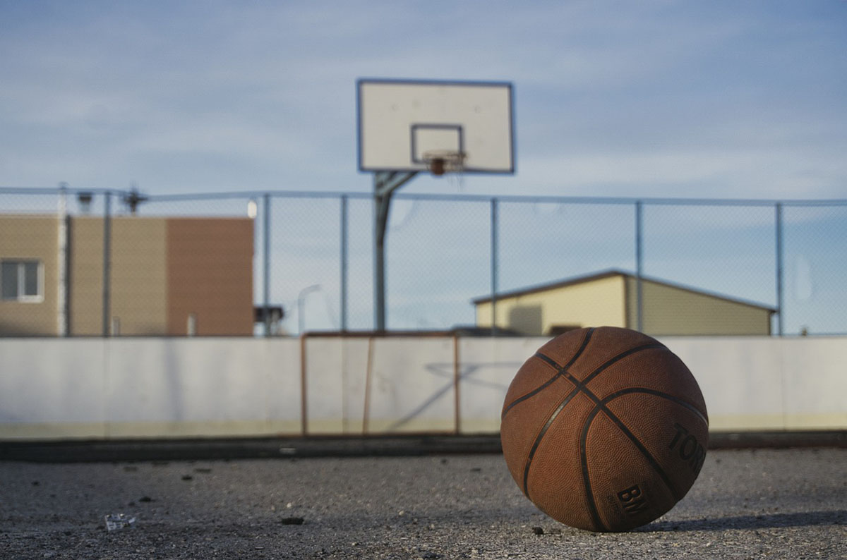 Kosárlabdával szándékosan fejbe dobta tanárát egy 15 éves fiú Gyomaendrődön