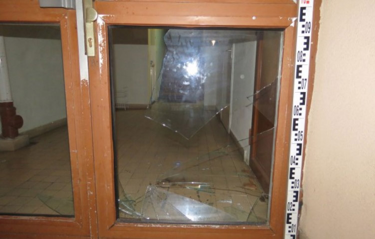 Berúgta a lépcsőházi ajtó üvegét egy ittas nő Békéscsabán