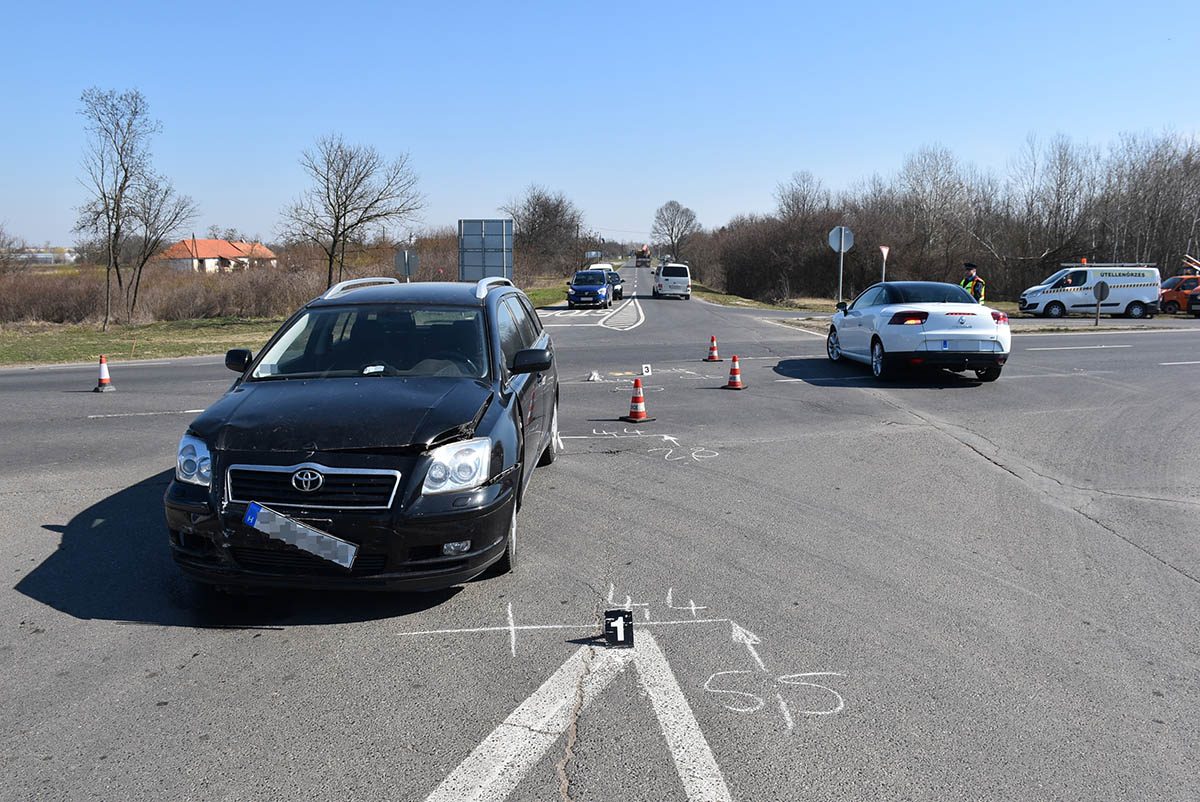 Két személygépkocsi ütközött Gyula közelében