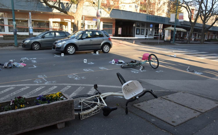 Két kerékpárost ütött el egy autó Gyulán