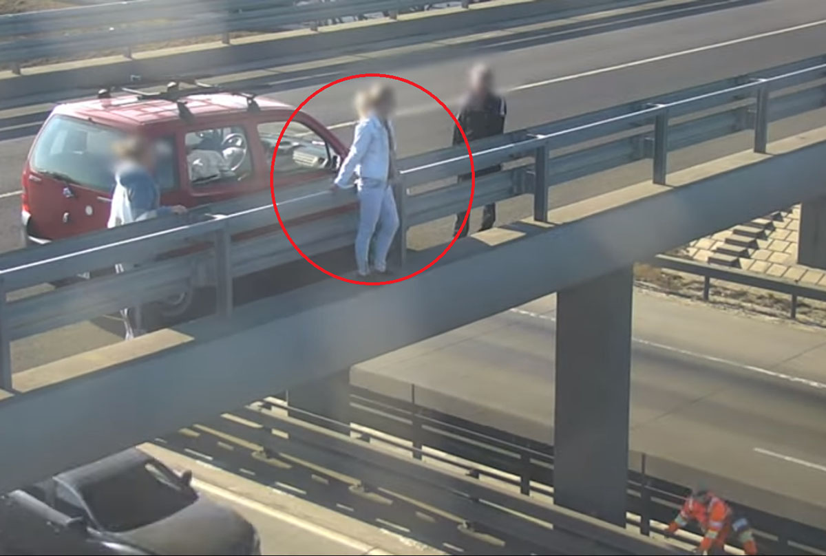 VIDEÓ: Közutasok siettek a hídról leugrani készülő nő segítségére