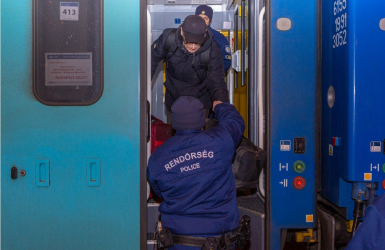 A BRFK és a társszervek kedden 2571 menekültet fogadtak a fővárosi pályaudvarokon