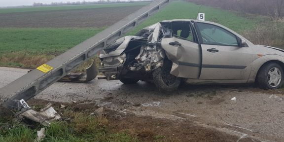 Körösladány, villanyoszlopnak ütközött