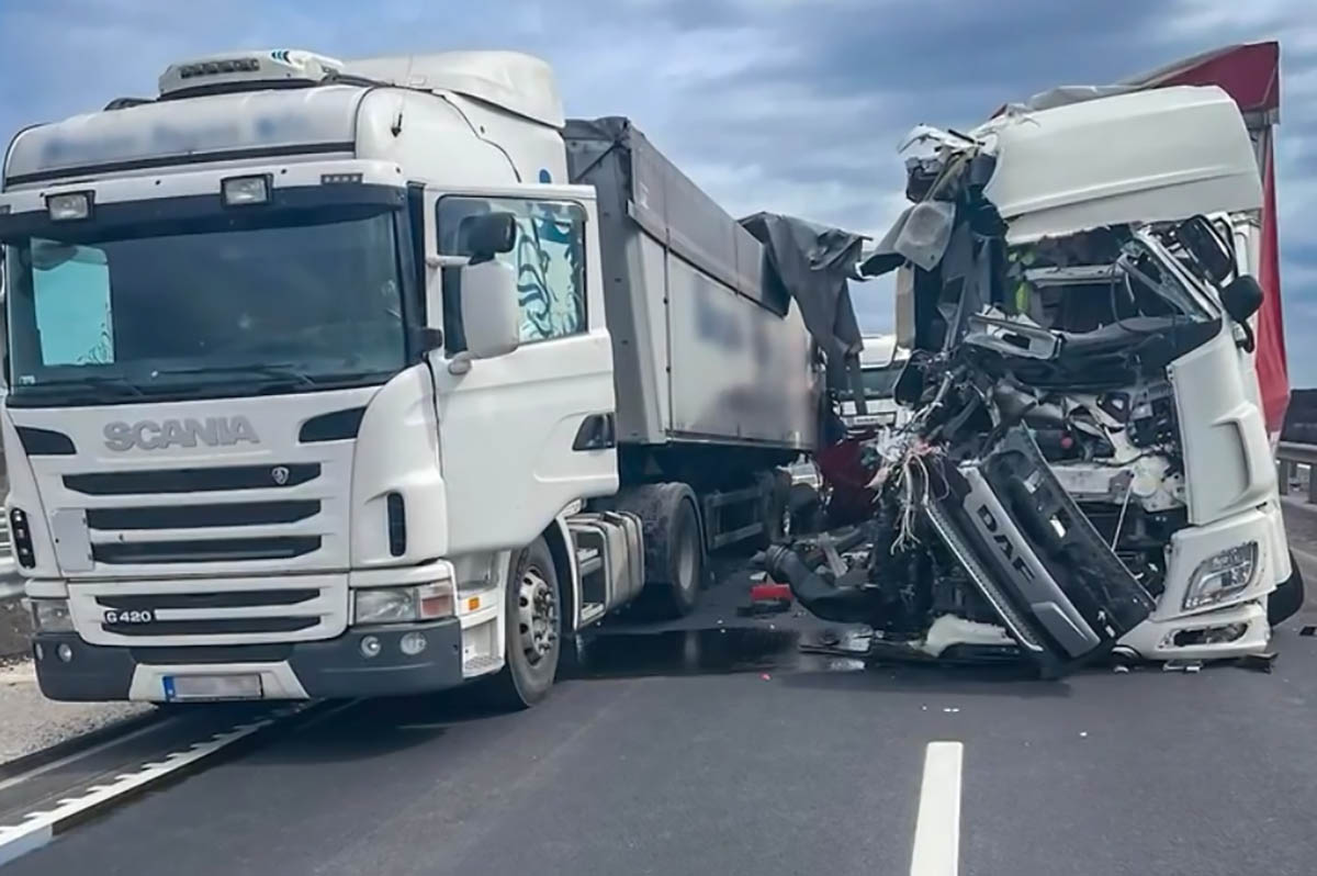 VIDEÓ: Karambolozó kamionok okoztak 9 órás pályazárat az M4-esen