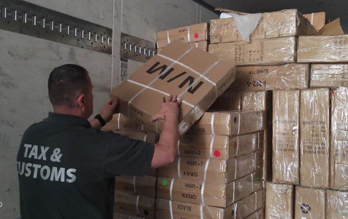 Több ezer hamis cipőt találtak egy teherautóban Gyulánál