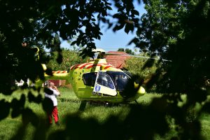 kigyulladt ház Békéscsabán, mentőhelikopter