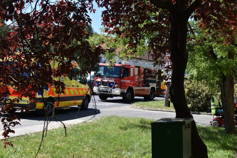 kigyulladt ház Békéscsabán, mentőhelikopter