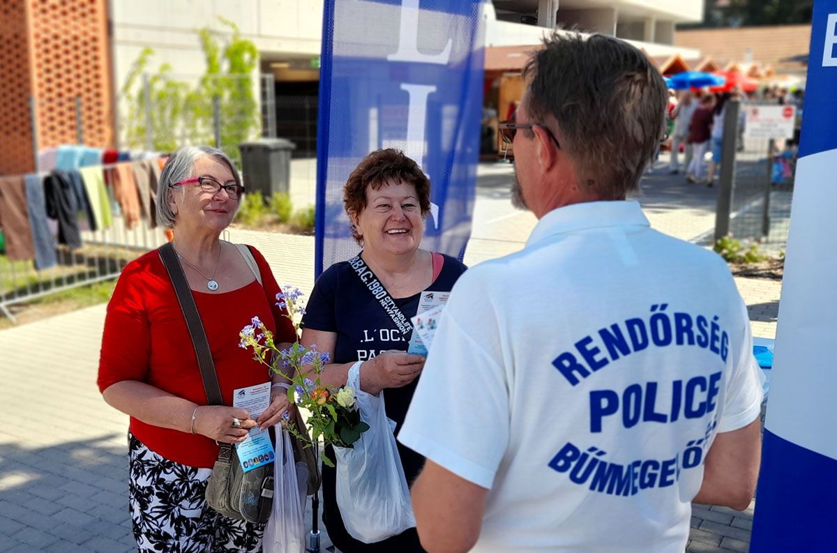 A békéscsabai piacon tartott bűnmegelőzési tanácsadást a rendőrség