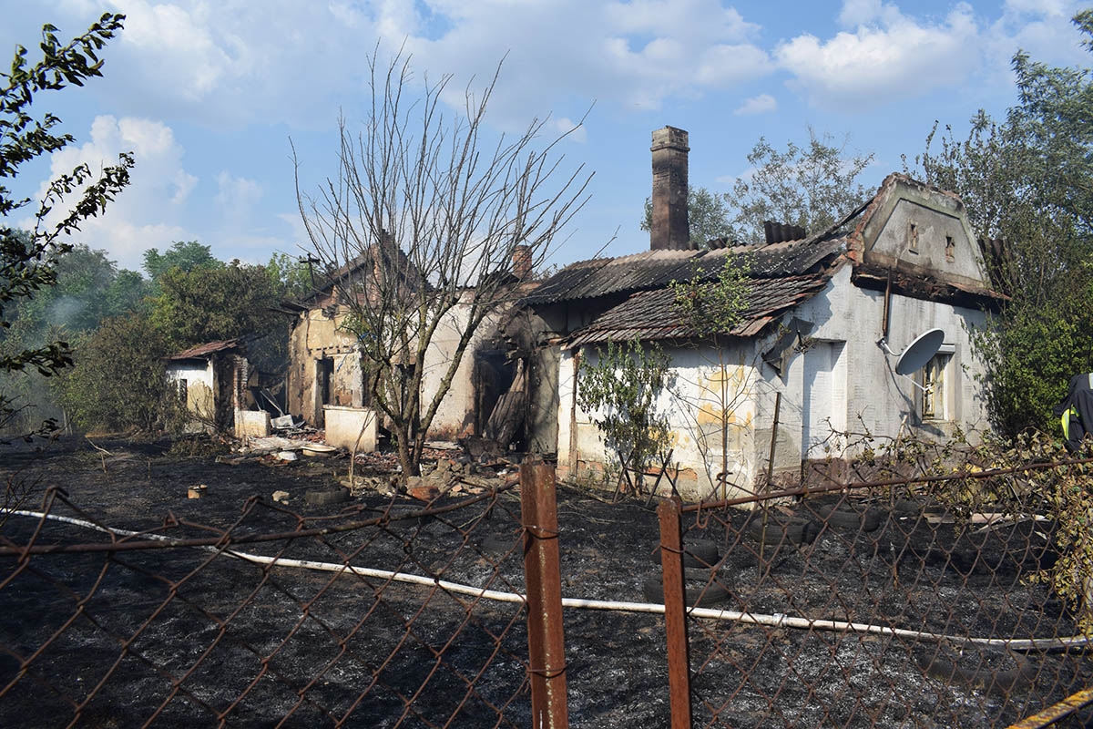 Brutális tűz tombolt a hétvégén Kardos és Csabacsűd között: tanyaépületek, gabonatábla, száraz fű, szalmabálák égtek