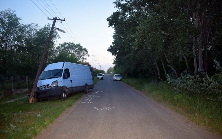 Egyenes útszakaszon tért le az útról és ütközött villanyoszlopnak egy kisteherautó Orosházán