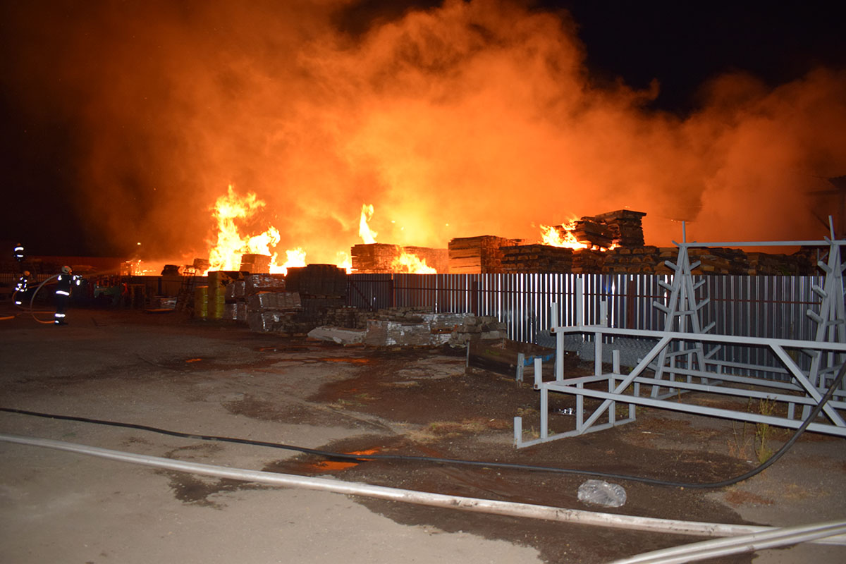 Frissítve! – Tűz ütött ki egy faipari üzemben Magyarbánhegyesen