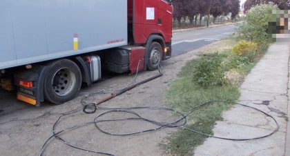Családi ház elektromos bekötését tépte le egy teherautó Orosházán