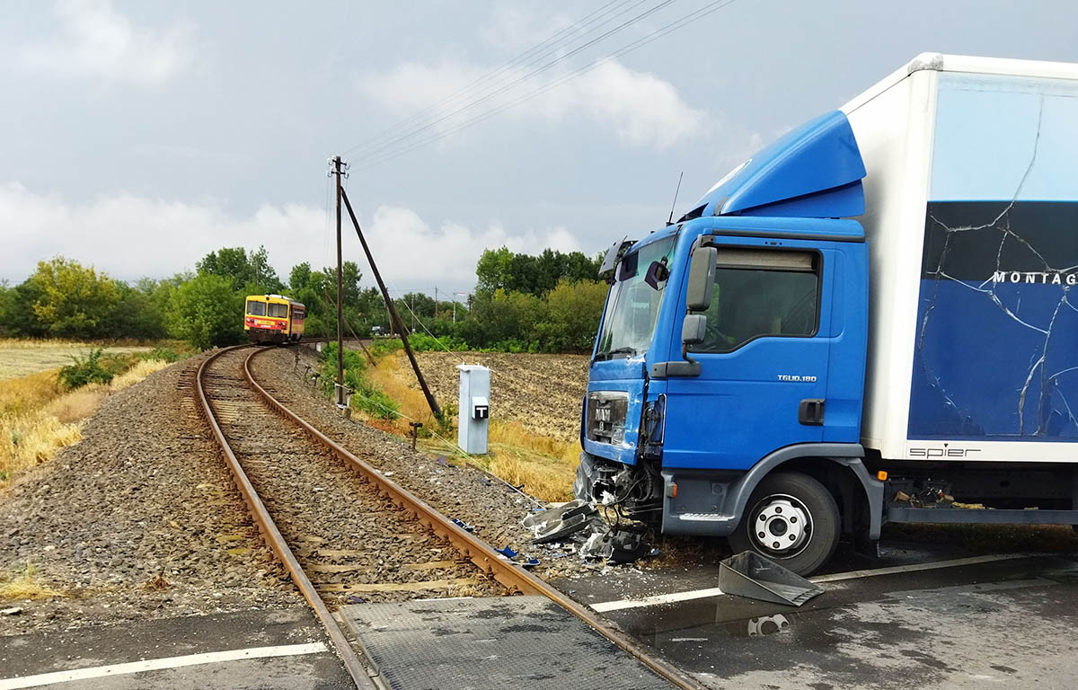 Vonattal ütközött Dévaványán, eltilthatják a közúti járművezetéstől