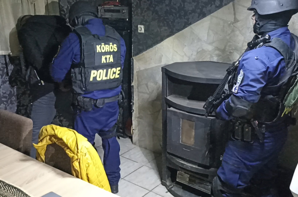 Videón az elfogás: Kilenc kábítószer-kereskedelemmel gyanúsítható embert vettek őrizetbe a békéscsabai rendőrök