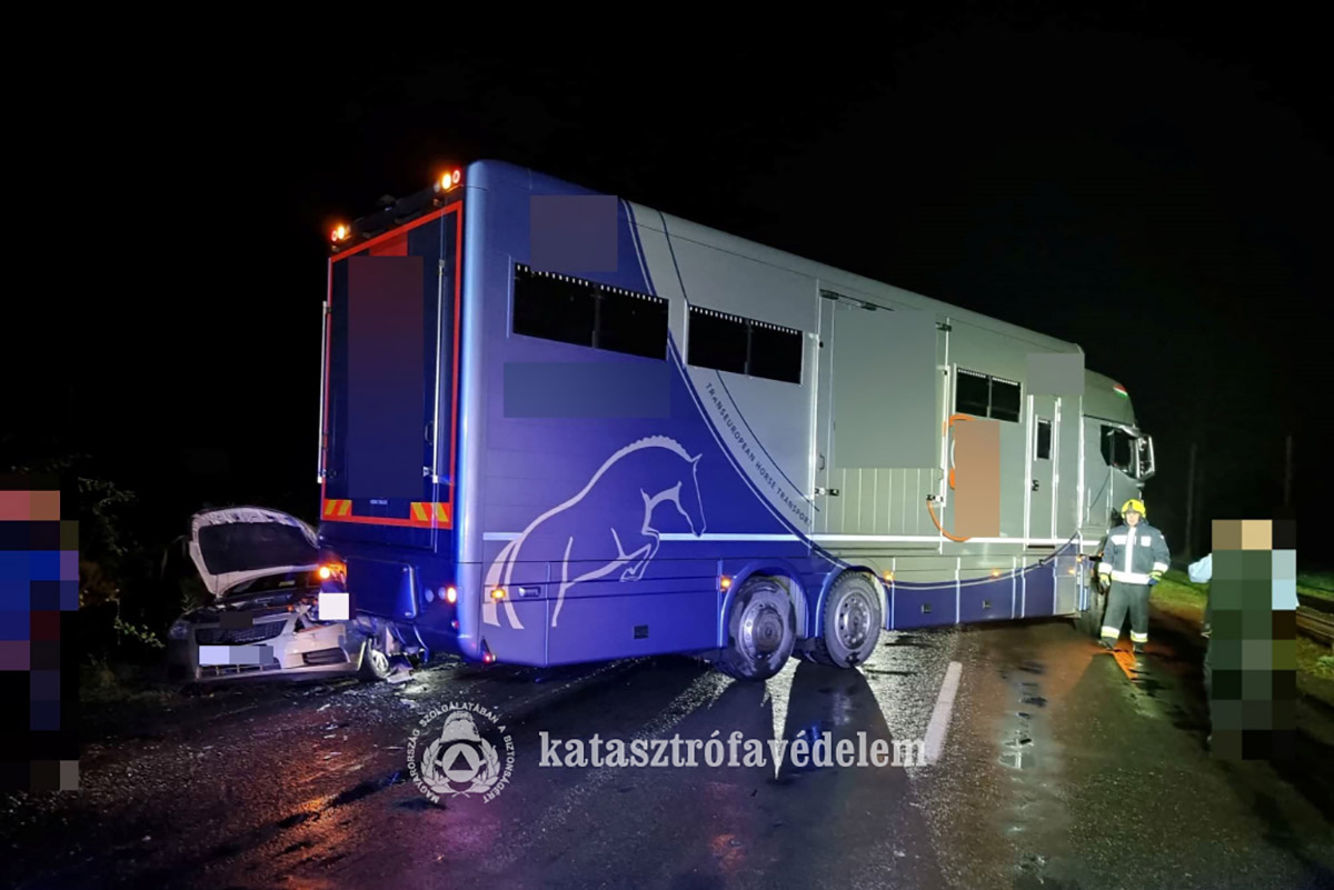 Egy tehergépkocsi és egy személygépkocsi karambolozott tegnap este Békés és Békéscsaba között