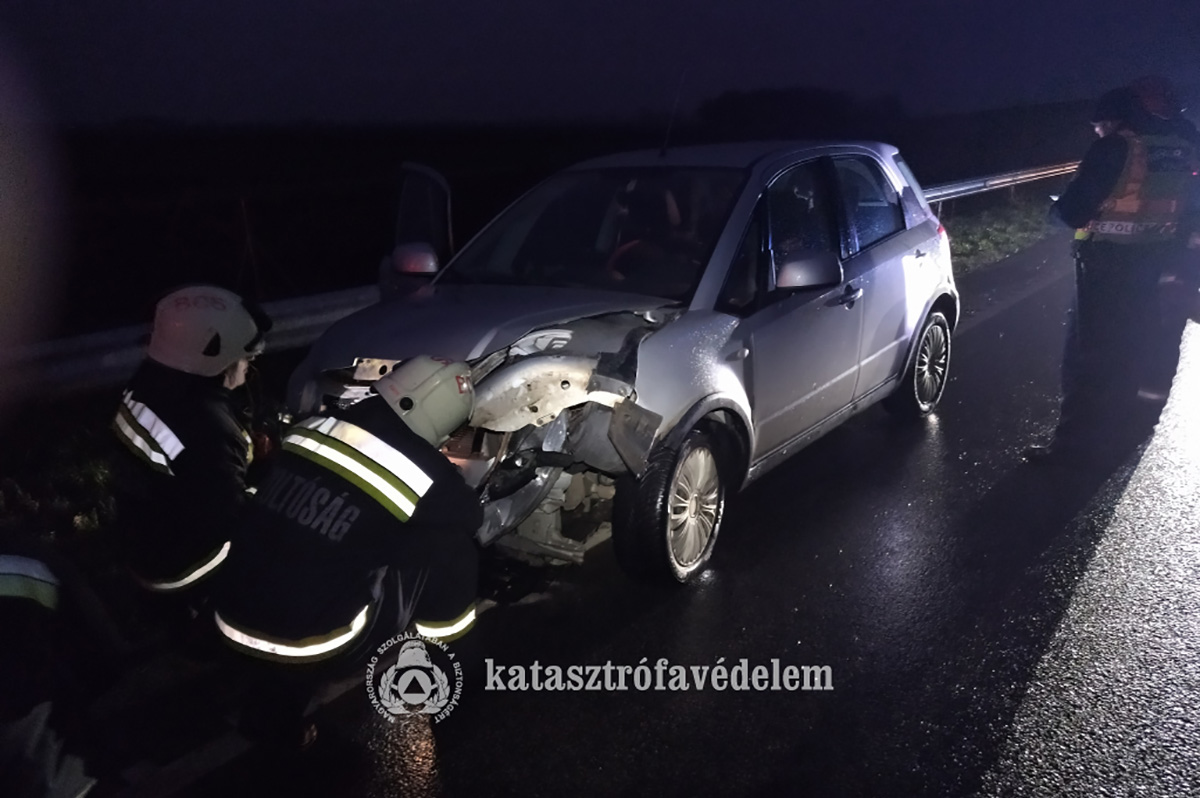 Egy személygépkocsi szalagkorlátnak ütközött Békéscsaba és Kétsoprony között
