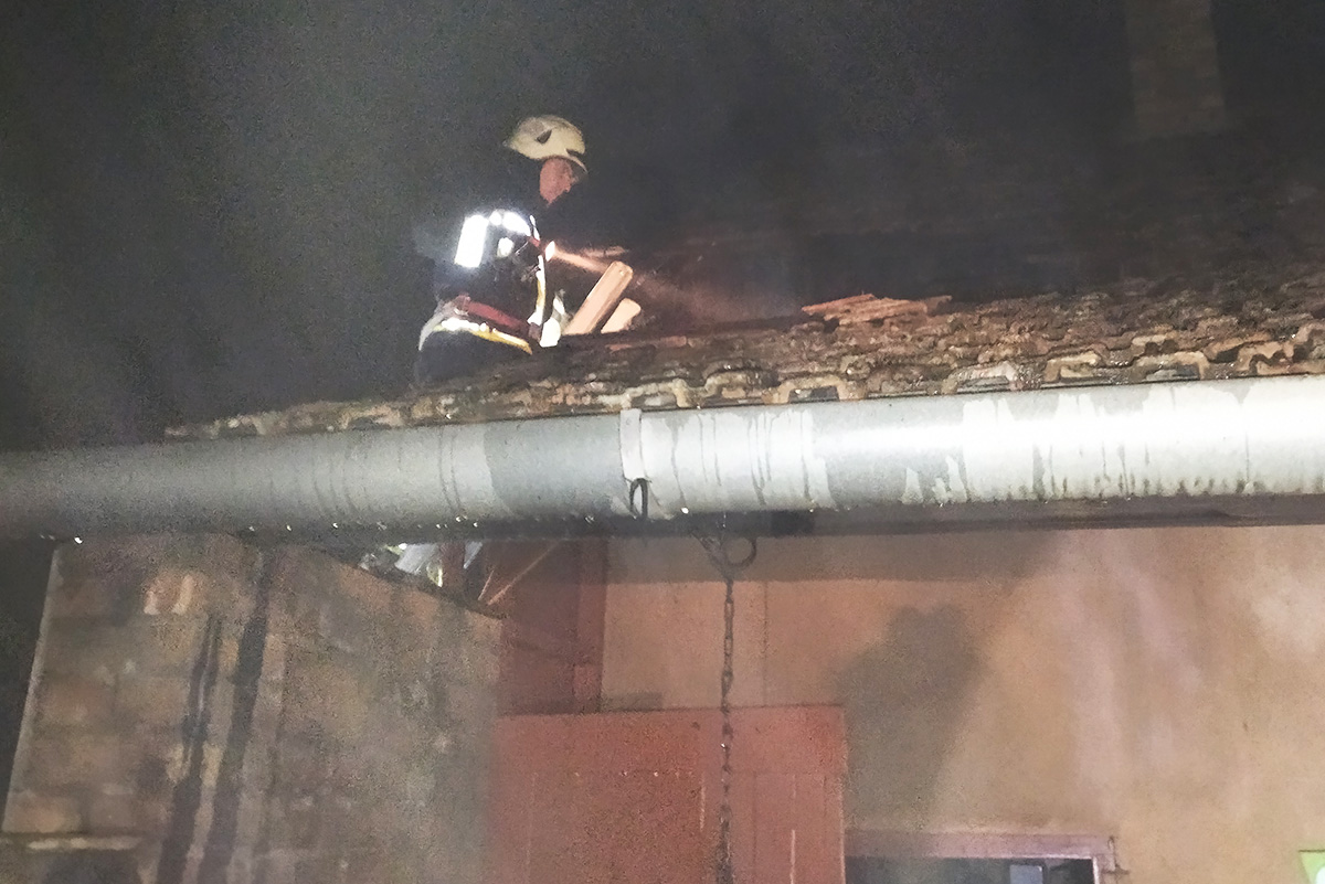 Egy melléképület tetőszerkezetén csaptak fel a lángok Kétsoprony településen