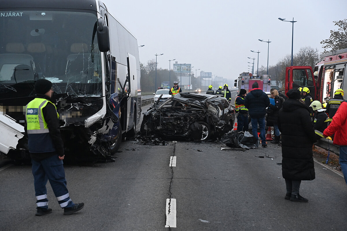 Autó és egy busz ütközött, két férfi meghalt
