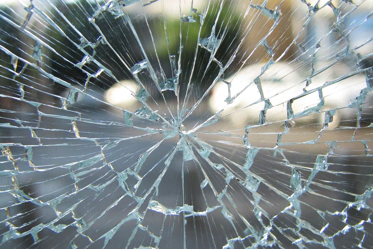 Egy férfi betörte a békéscsabai buszpályaudvar várótermének egyik üvegét