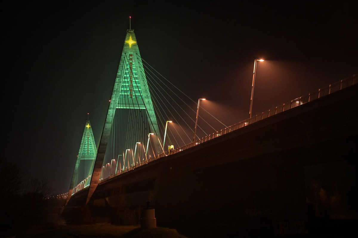 Így néz ki a 100 méteres karácsonyfákká alakított Megyeri-híd