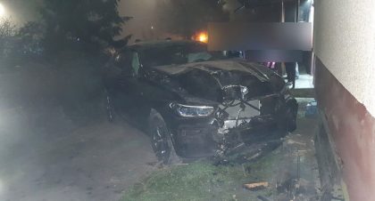 BMW fának csapódott Mezőhegyesen