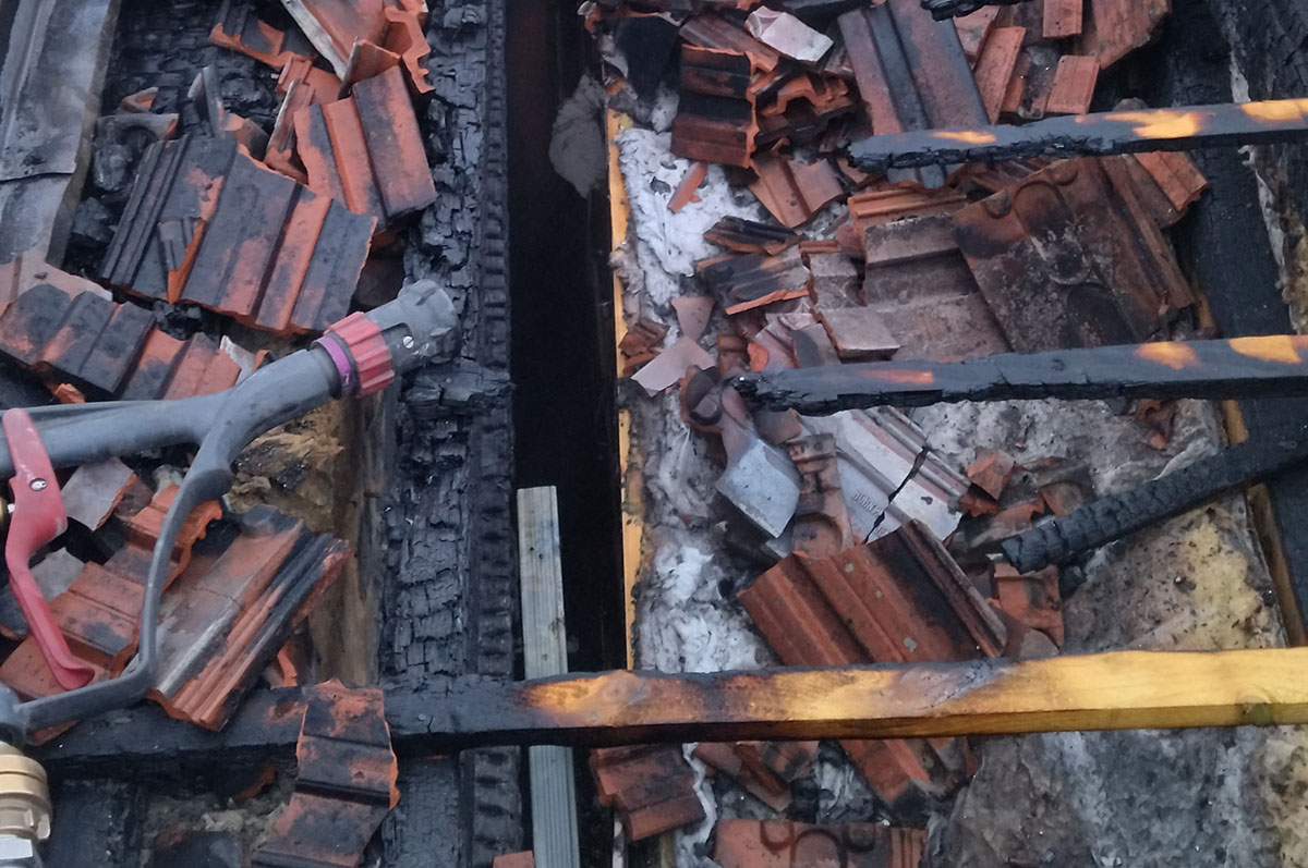 Kigyulladt egy családi ház tetőszerkezete Gyulán