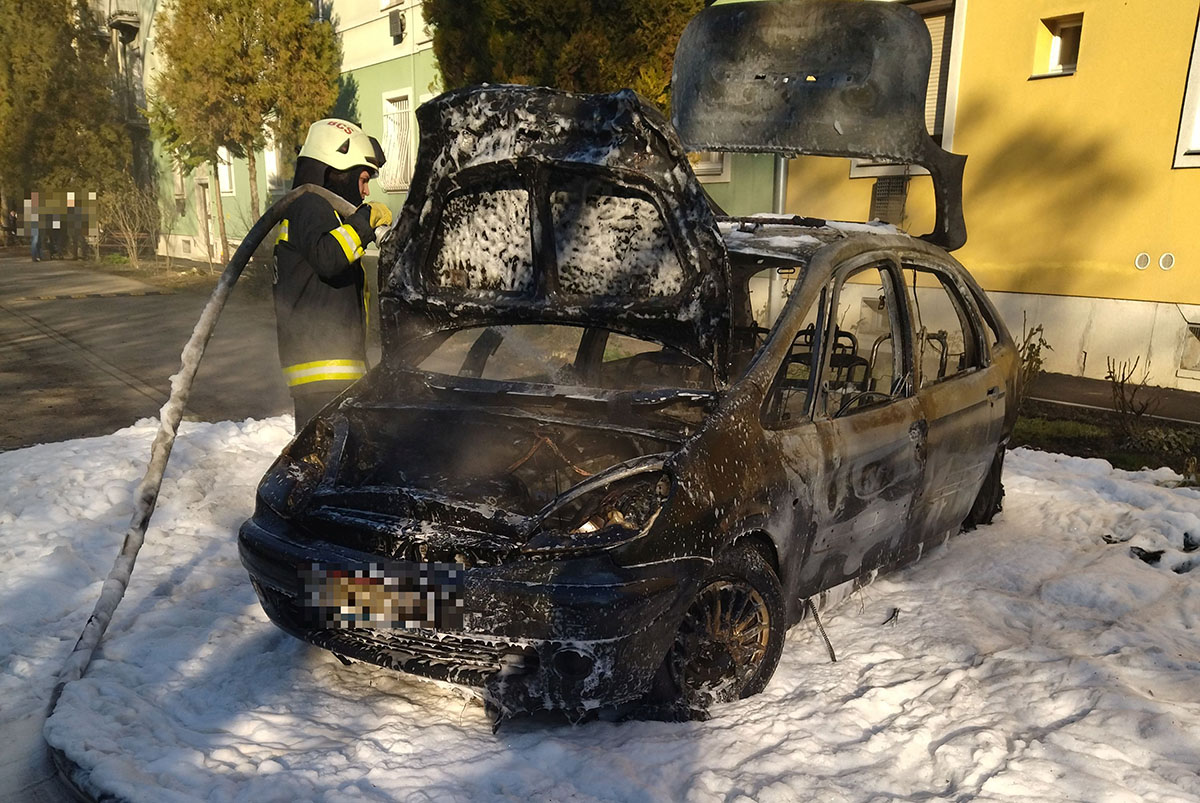 Egy lángoló autóhoz riasztották a tűzoltókat hétvégén