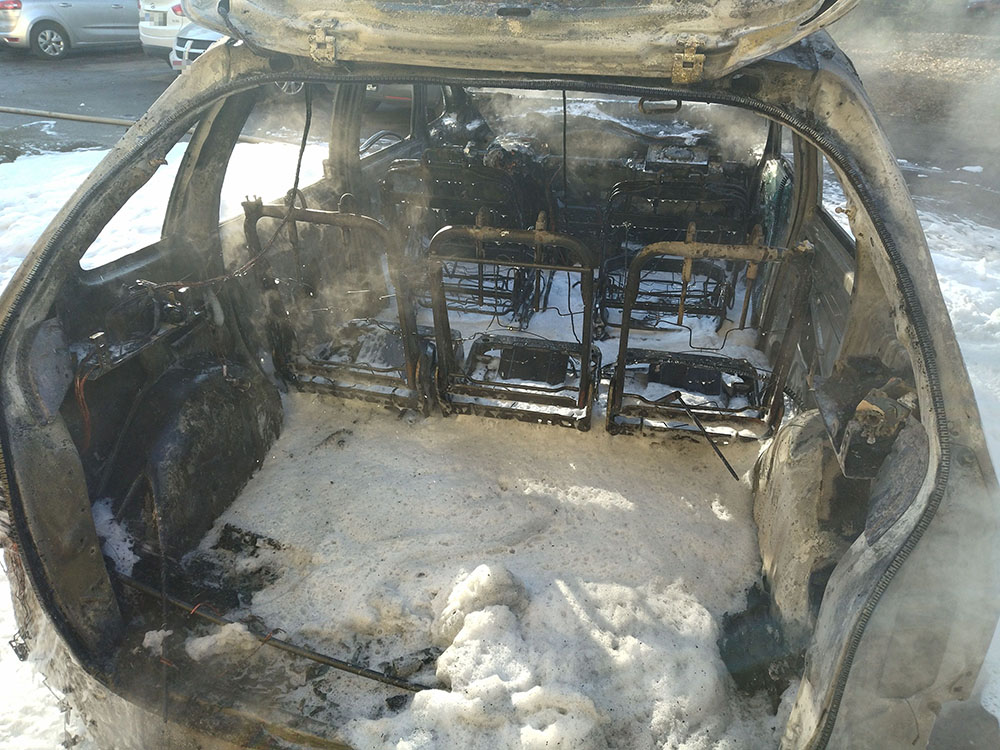 Egy lángoló autóhoz riasztották a tűzoltókat szombaton