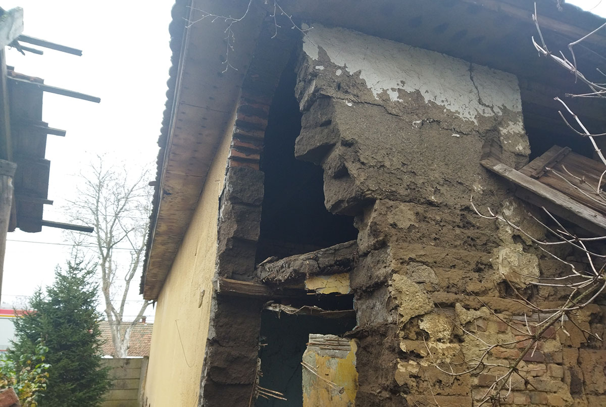 Kukorica tárolóra borult egy ház fala Orosházán