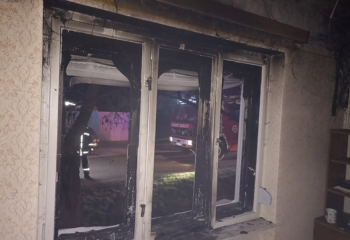 Egy családi ház szobájában csaptak fel a lángok Gyulán