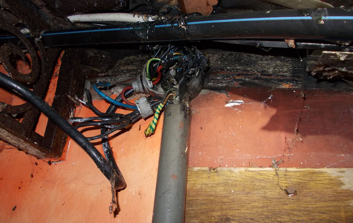 Egy melléképületen futó elektromos vezetékek gyulladtak meg Csanádapácán