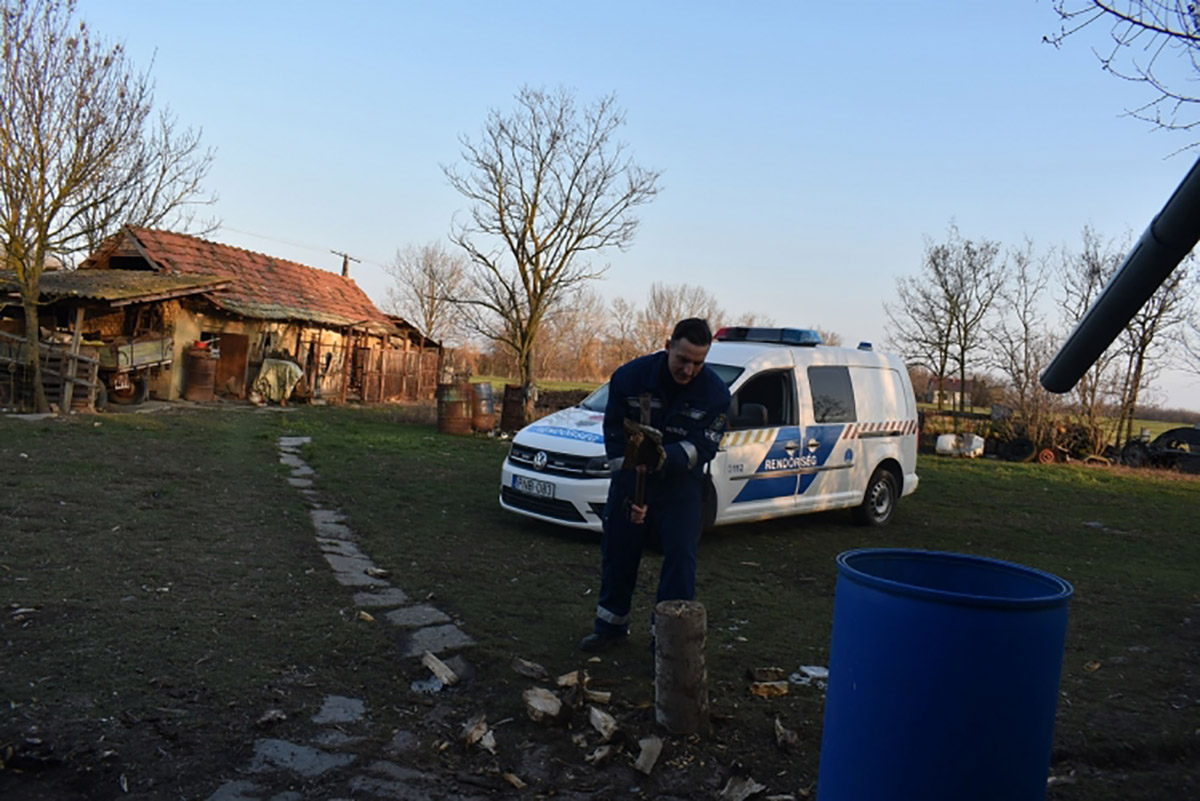 Tűzifa felhasogatásában segített a Szarvasi Rendőrkapitányság egyik rendőre egy idős asszonynak