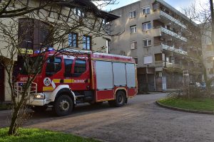 tűzoltó, viharos erejű szél munkát ad a tűzoltóknak