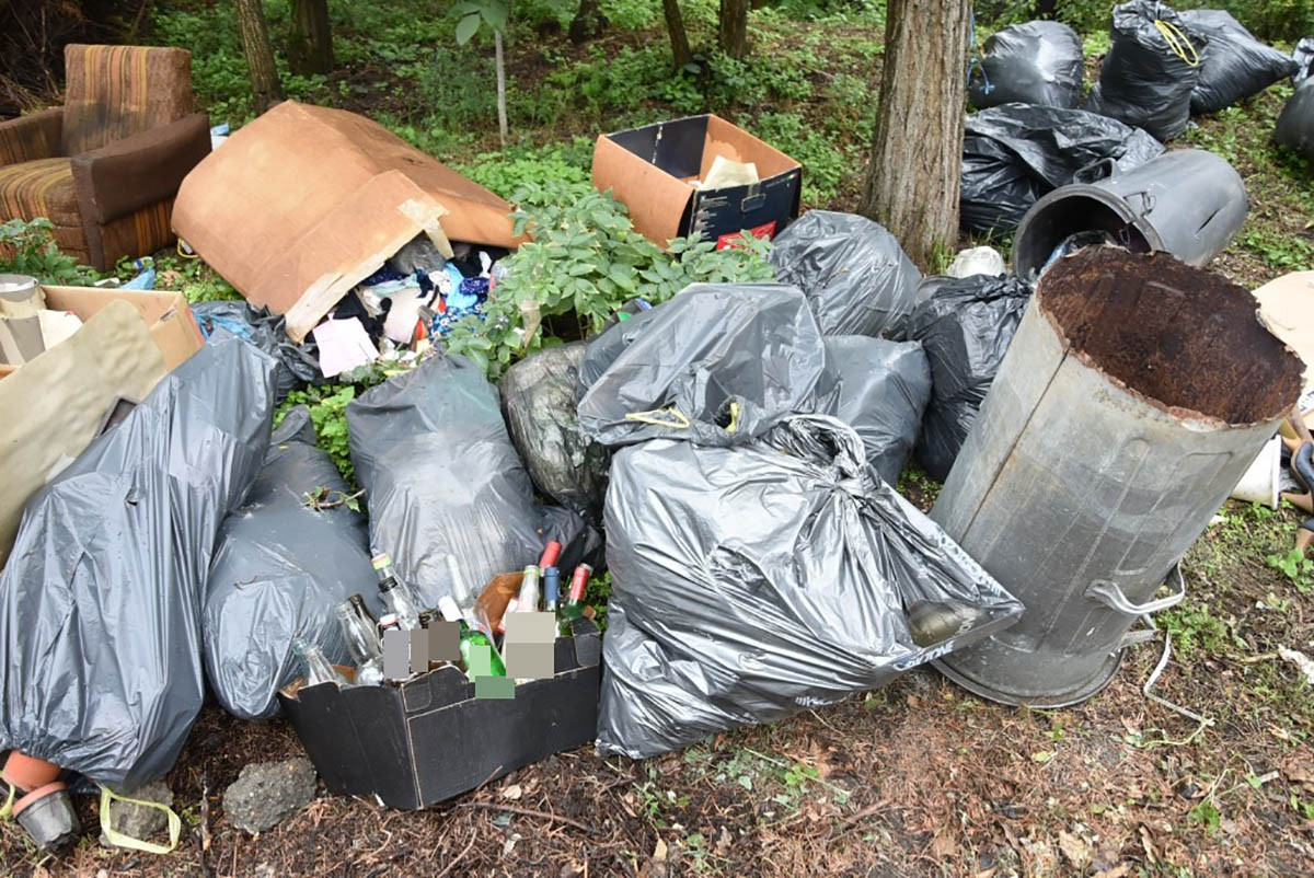 Több zsák szemetet és egyéb hulladékot rakott le egy férfi Békéscsabán