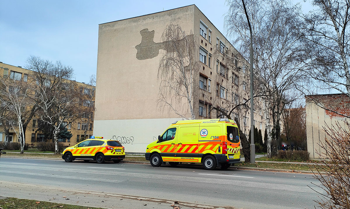 Kizuhant egy ember a negyedik emeletről Békéscsabán, a Kazinczy lakótelepen
