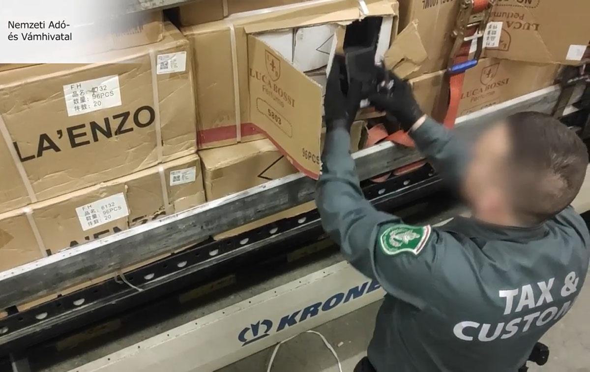 Több milliárd forint értékű, hamis parfümöket rejtett a Gyulánál ellenőrzött kamion