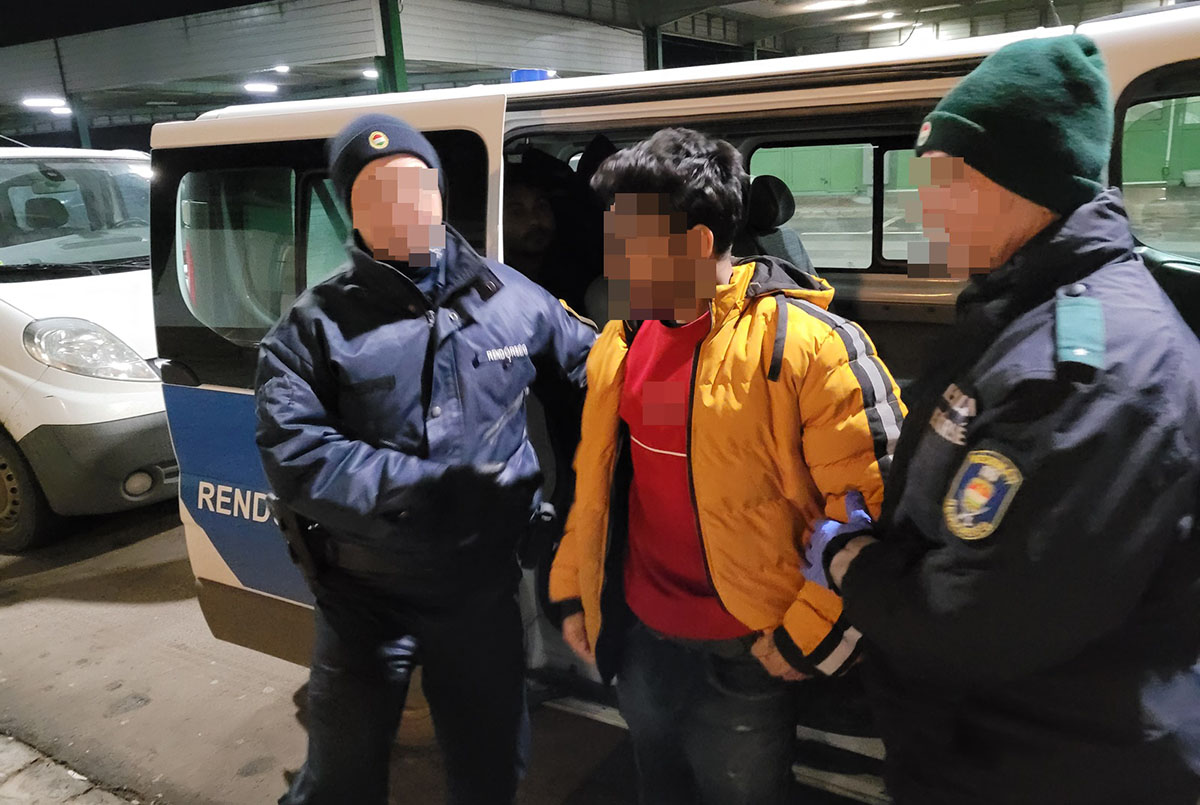 Harminchét határsértővel a háta mögött menekült a rendőrök elől az embercsempész