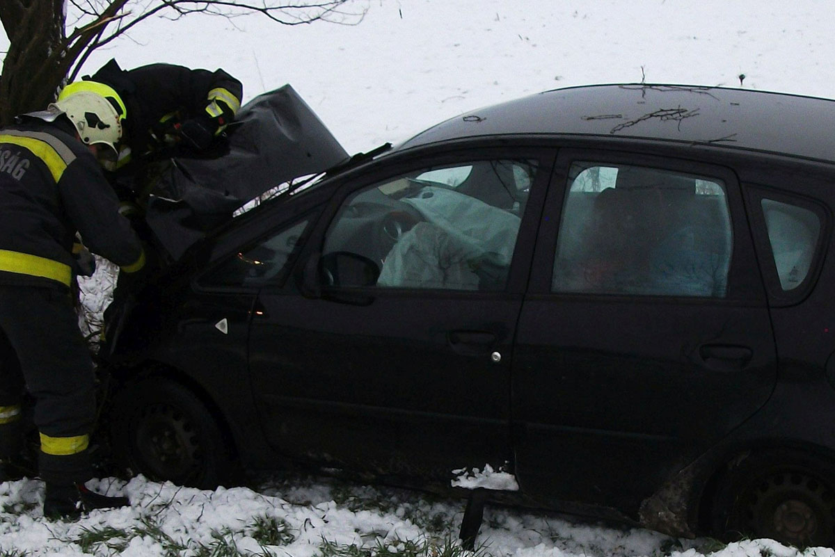 Két személygépkocsi árokba csúszott Magyarbánhegyes közelében