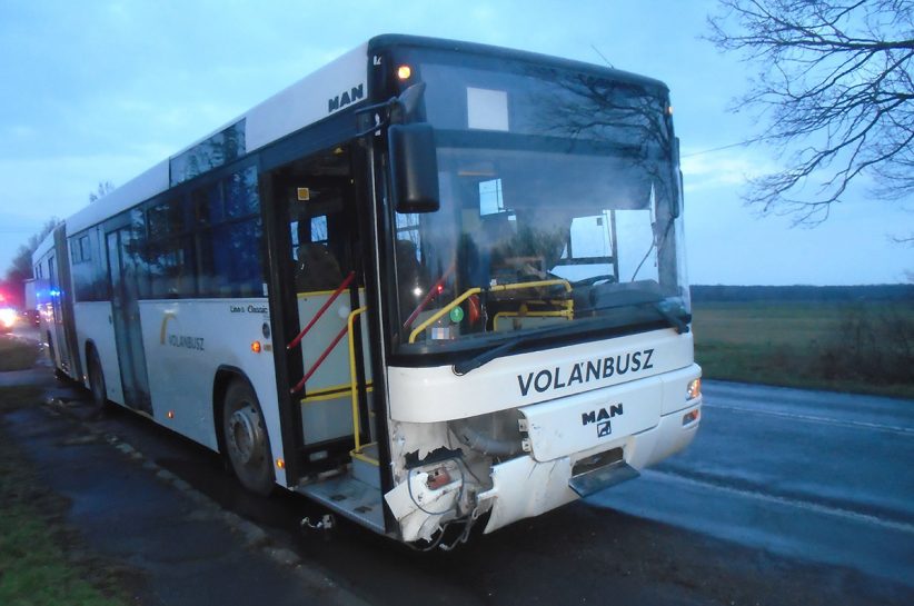 busz és autó ütközött Békéscsabán