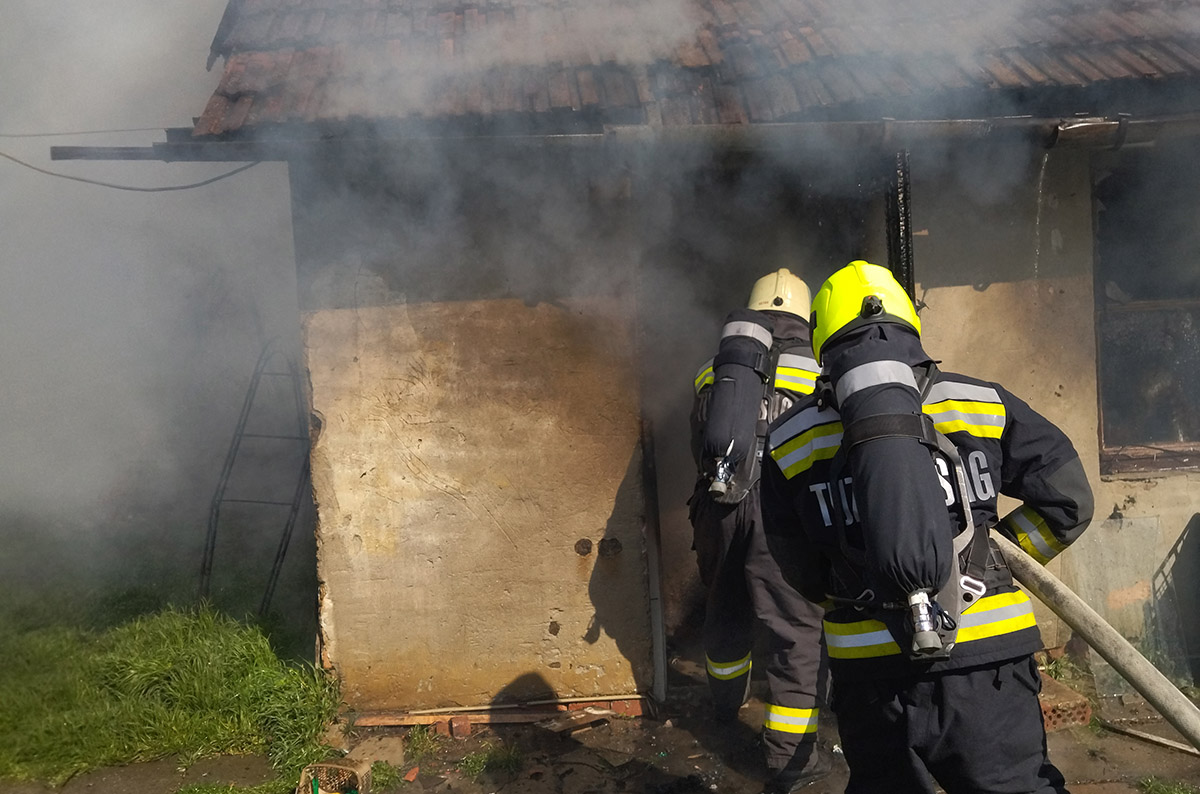 Egy kigyulladt melléképülethez riasztották a békéscsabai tűzoltókat