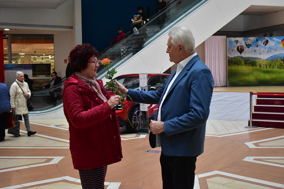 nőnap a Csaba Centerben, 1500 rózsát osztottak nőnapon