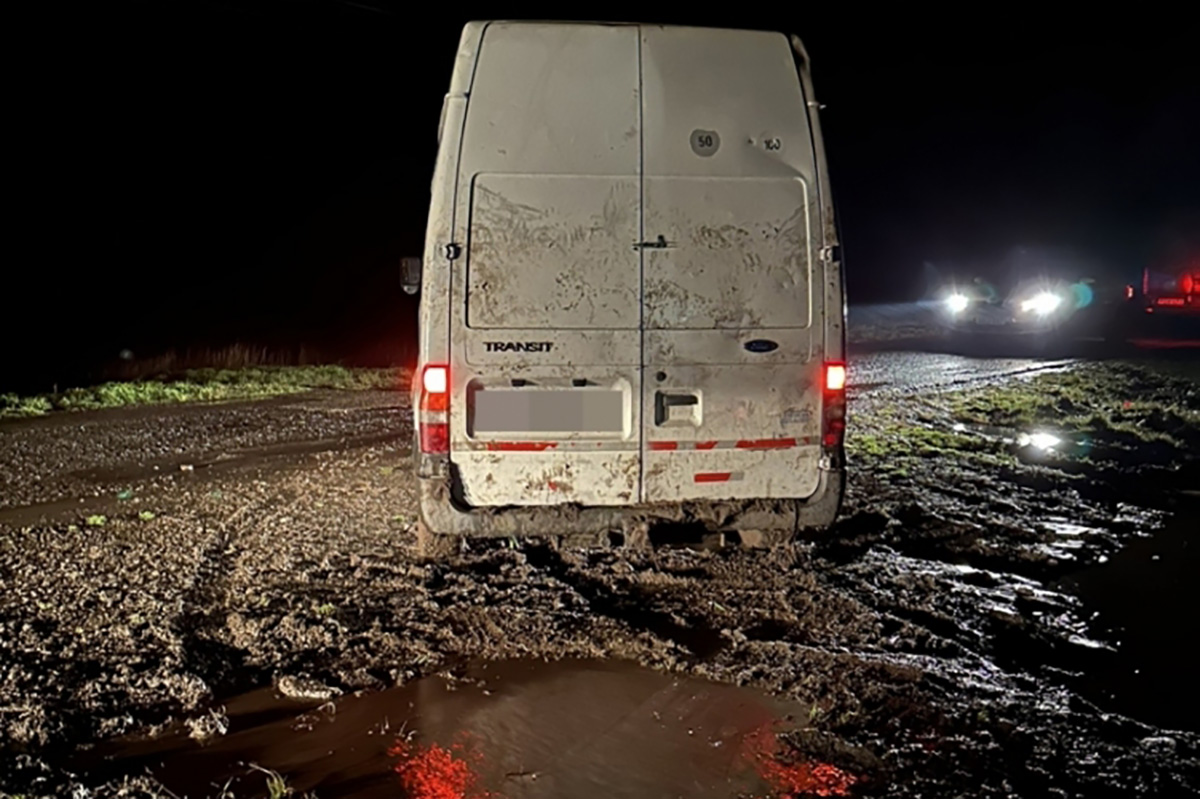 Harminc határsértő rejtőzött egy kisteherautóban Battonyánál