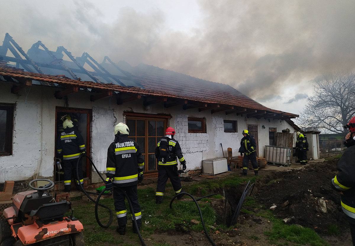 Egy családi házhoz riasztották a tűzoltókat Gyulán