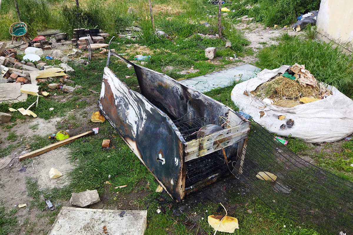 Kommunális hulladékot égettek egy családi ház udvarán Békésen